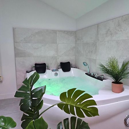 Confidences Escale A Brissac Bed & Breakfast Bagian luar foto