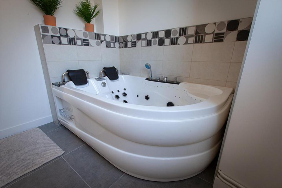 Confidences Escale A Brissac Bed & Breakfast Bagian luar foto