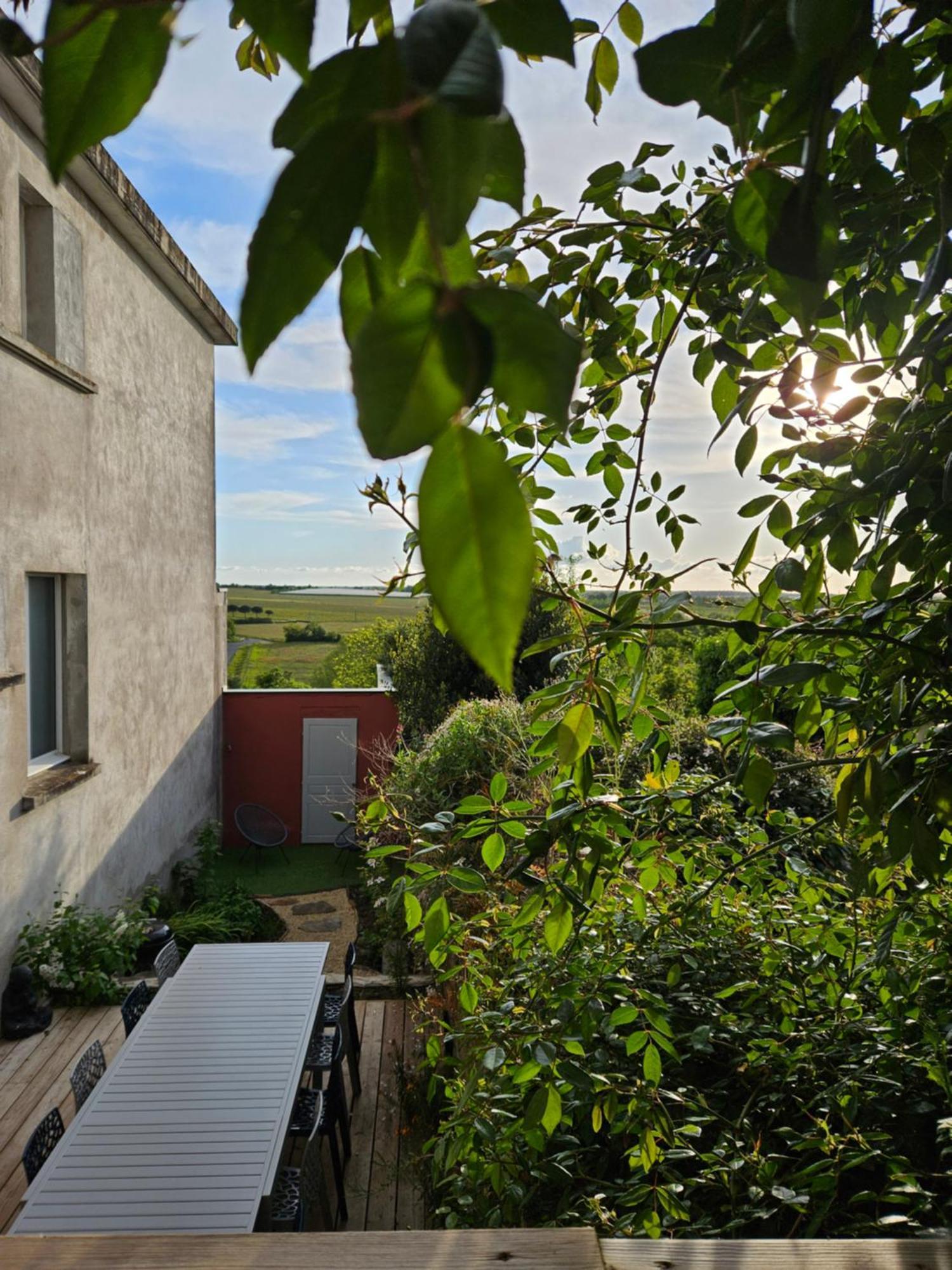 Confidences Escale A Brissac Bed & Breakfast Bagian luar foto